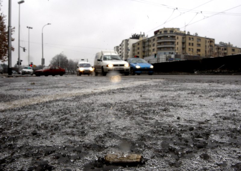 Odron kod mjesta Slano te mokri i skliski kolnici usporavaju promet u zemlji