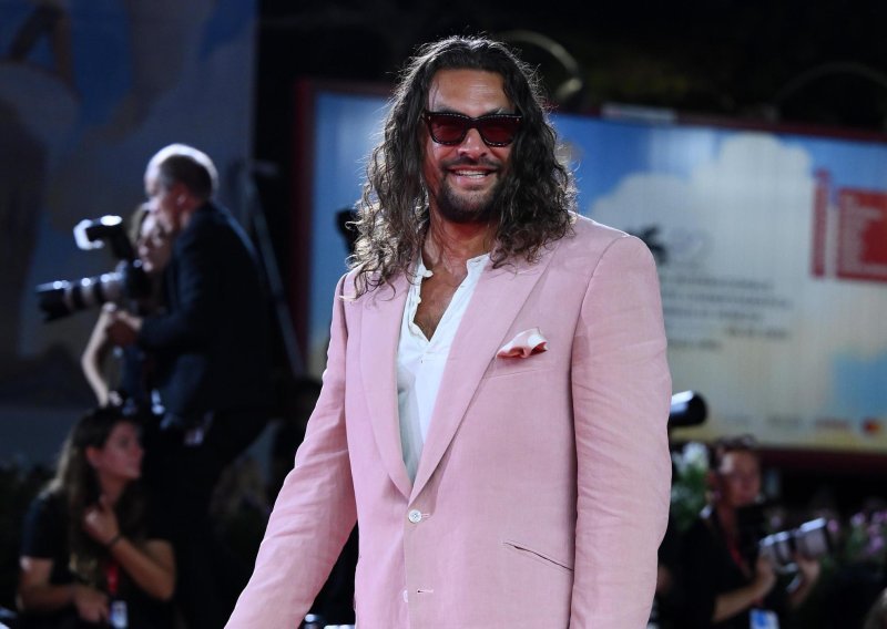 Jason Momoa napravio show: Stigao u ružičastom odijelu, ali najveći hit su 'ružne' natikače