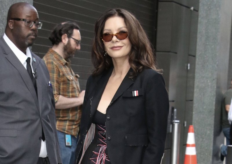 Catherine Zeta-Jones iznenadila izgledom: Ovo se rijetko viđa u njezinom ormaru, a tek cipele...