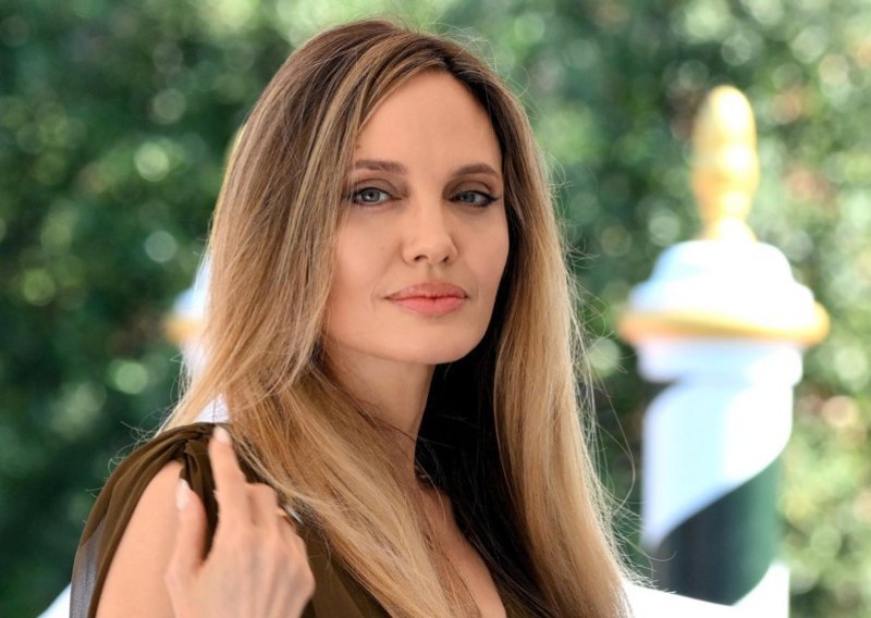 Angelina Jolie iznenadila transformacijom: Duga smeđa kosa je stvar prošlosti