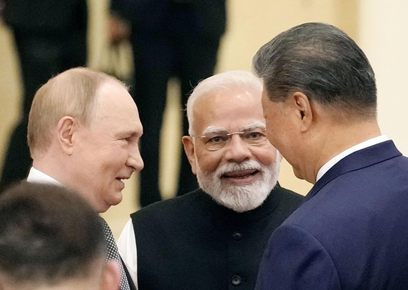 Putin o slonu, zmaju i medvjedu. Zvuči kao vic, ali nije