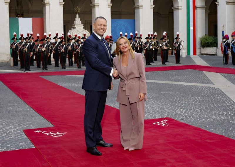 Chic kombinacija Giorgije Meloni pun je pogodak, a tek te cipele...