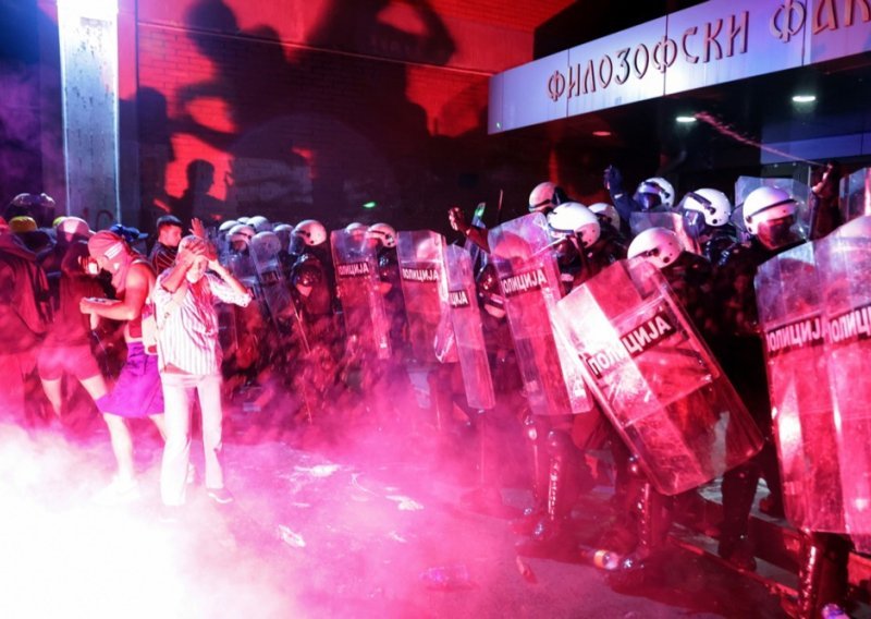 Prosvjed u Novom Sadu završio obračunom policije s prosvjednicima