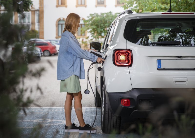 Njemački gigant tvrdi: Baterije za automobile mogu napajati strujom milijune kućanstava