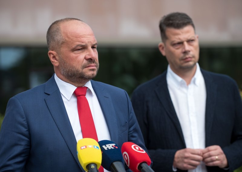 Prvi čovjek SDP-a: Plenković je kukavica, podvio je rep
