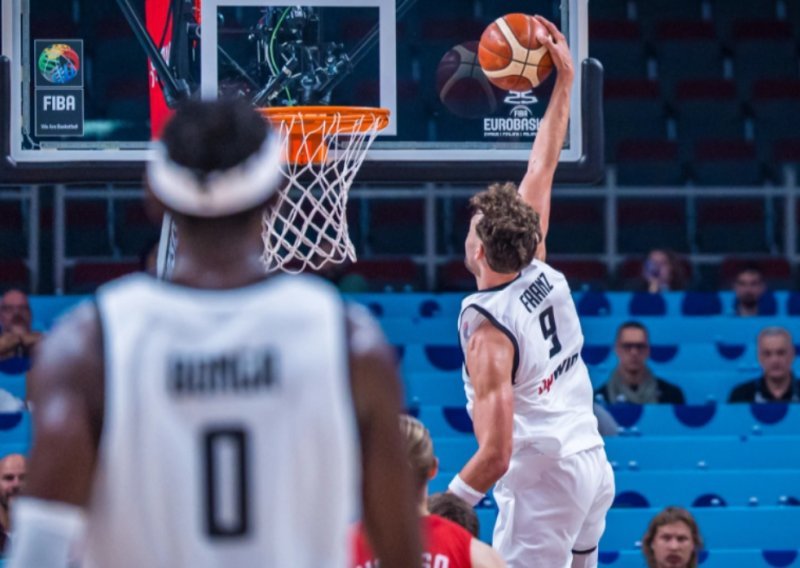 Svjetski prvaci nakon povijesno lošeg poluvremena nestvarnom zadnjom četvrtinom ušli u četvrtfinale Eurobasketa