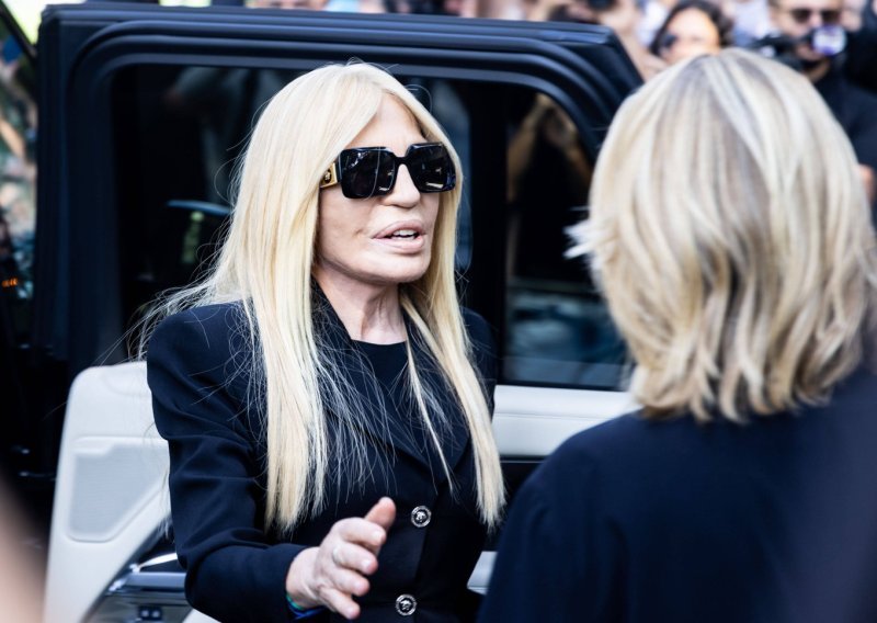 Što joj je s licem? Donatella Versace stigla je na Armanijev sprovod - i šokirala izgledom