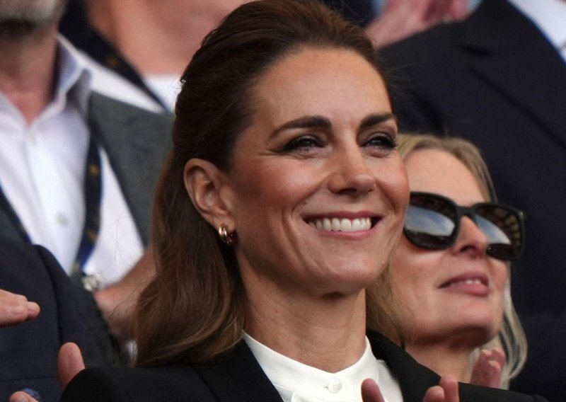 Od ove košulje teško je pronaći ljepšu: Kate Middleton zbog nje je odbacila haljine