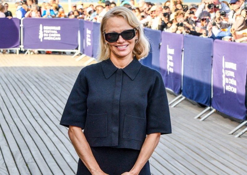 Chic suknja kao stvorena za zrelije dame: Pamela Anderson osvanula u jednom od boljih izdanja