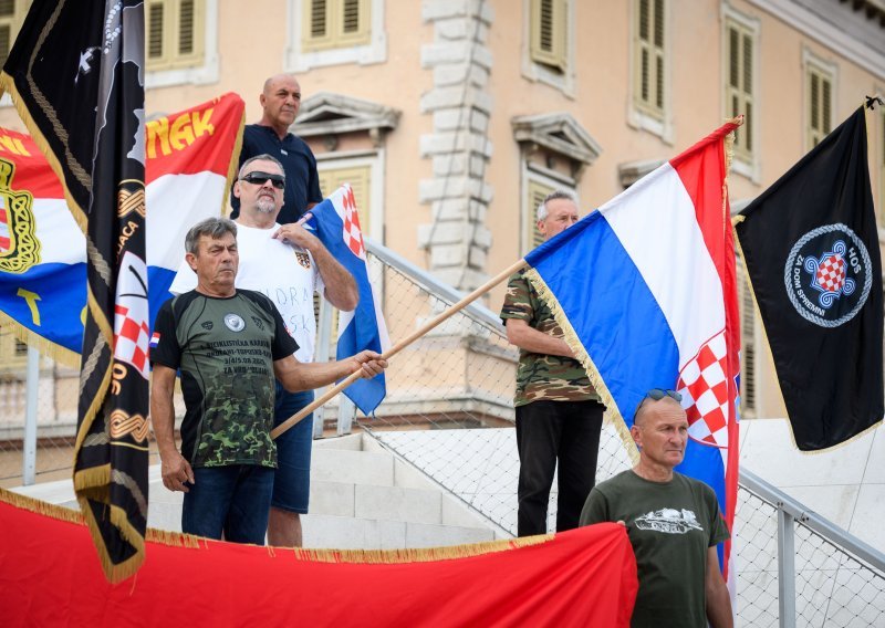 FOTO Branitelji u Šibeniku prosvjedovali zbog festivala 'Fališ': Ne možete nam isprati mozak