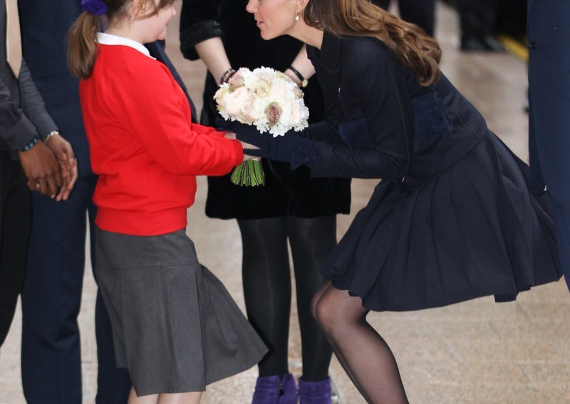 Vjetar besramno podigao minicu Kate Middleton