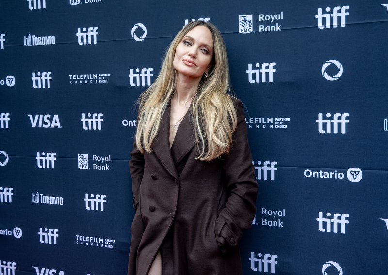 Angelina Jolie u suzama: Rasplakala se na spomen preminule majke