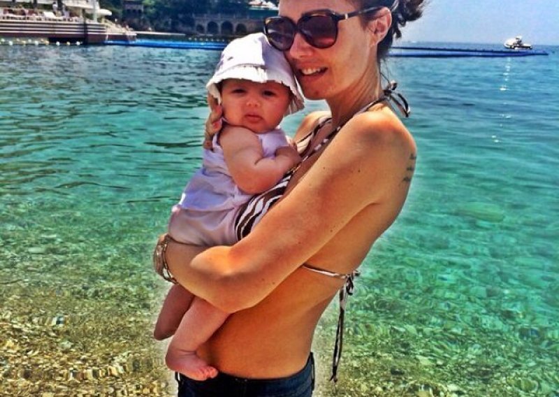 Zgodna mama i kći u plićaku - slađe ne može!