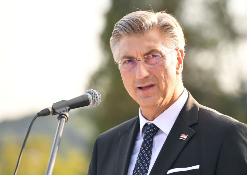 Premijer poželio učenicima sretan povratak u školu: 'Neka vam dani budu ispunjeni učenjem'