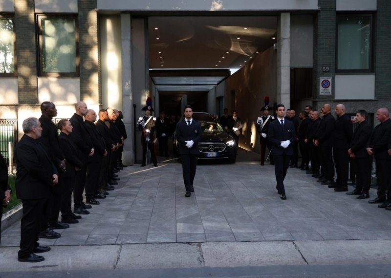 Milano u tišini oplakuje Giorgia Armanija: Spuštene zastave, zatamnjeni izlozi i tišina