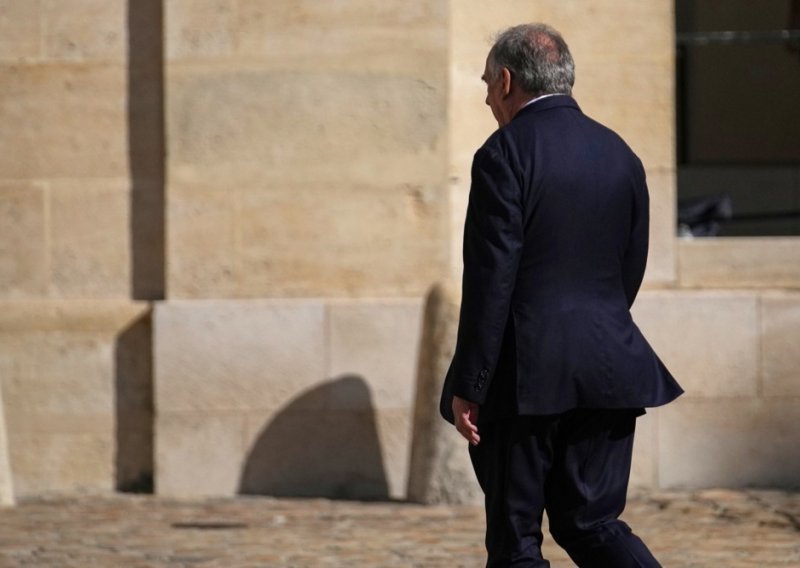 Pala francuska vlada: Macron donio odluku