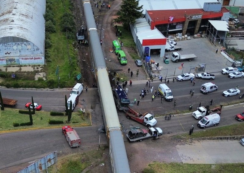 U naletu vlaka na autobus poginulo deset, ozlijeđeno više od 60 ljudi