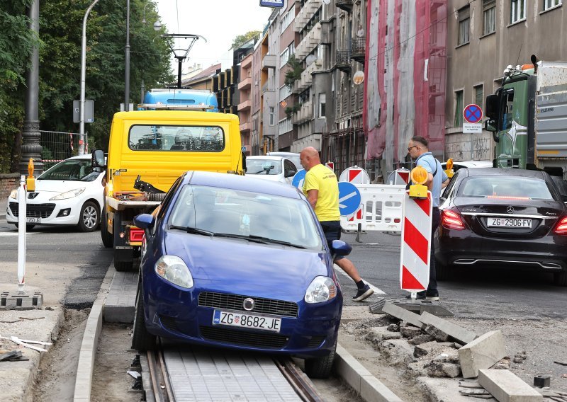 VIDEO Vozilo upalo u raskopani dio tramvajske pruge u Ulici Ribnjak: Preusmjerene dvije linije