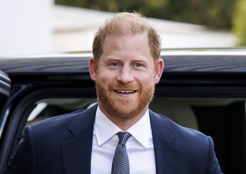 Izraz lica sve je rekao: Princ Harry ne može sakriti emocije u Londonu