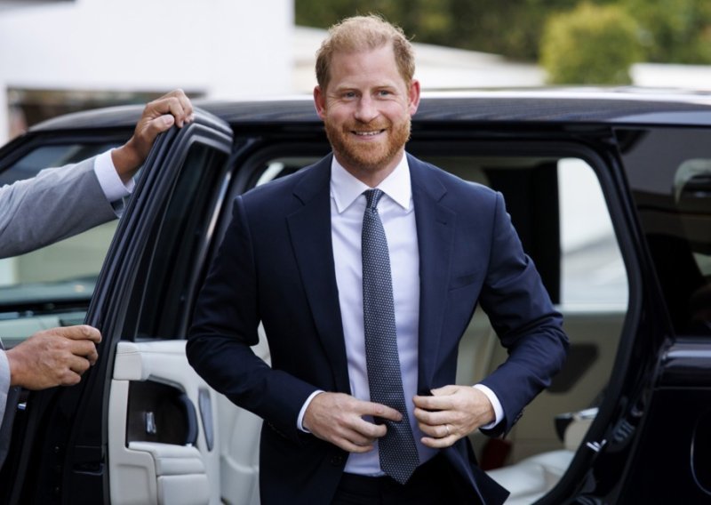 Princ Harry tek je stigao u Englesku i već je pokazao svoje pravo lice
