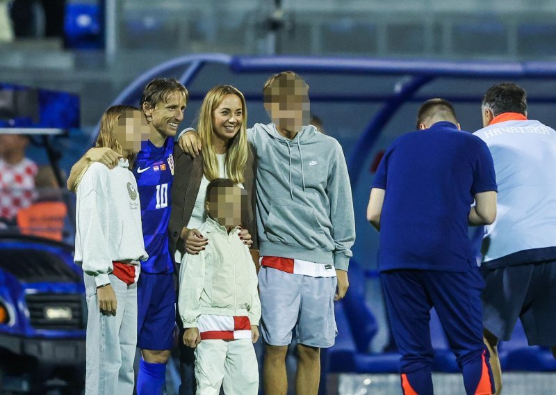 Najljepša čestitka na travnjaku: Vanja i djeca zagrlili Luku, a Maksimir zapjevao kapetanu