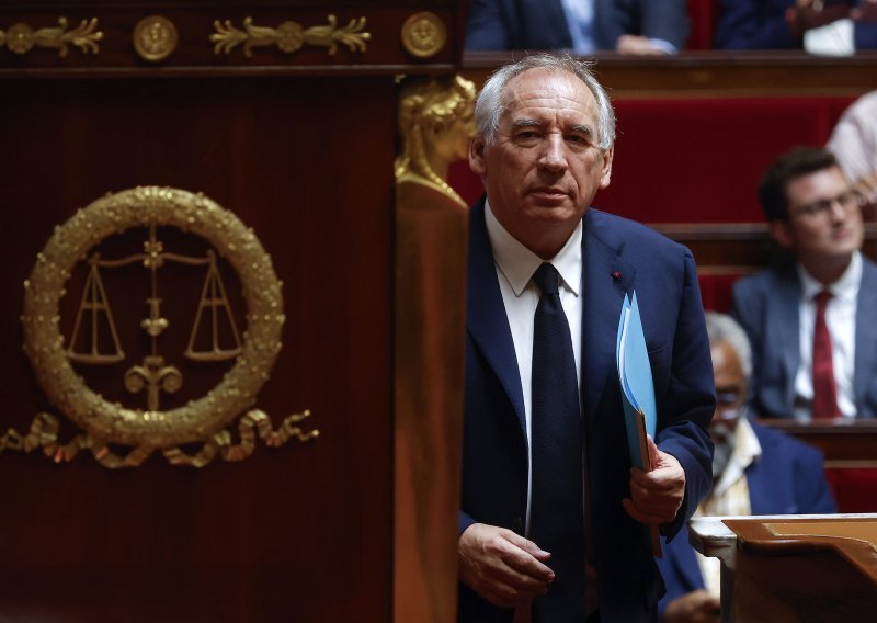 Bayrou predao ostavku Macronu koji brzo mora izabrati novog premijera
