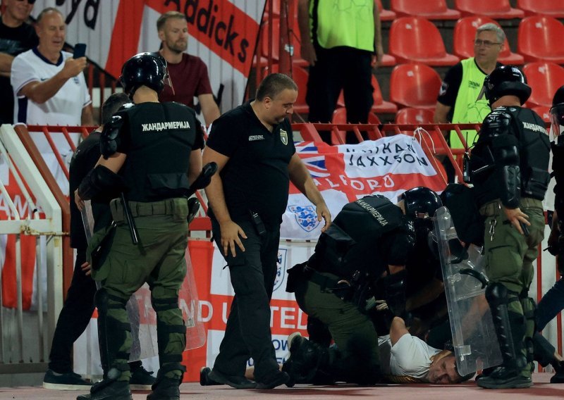 Pogledajte kaos na stadionu nakon debakla Srbije: Djeca tražila zaklon od nasilja na tribinama