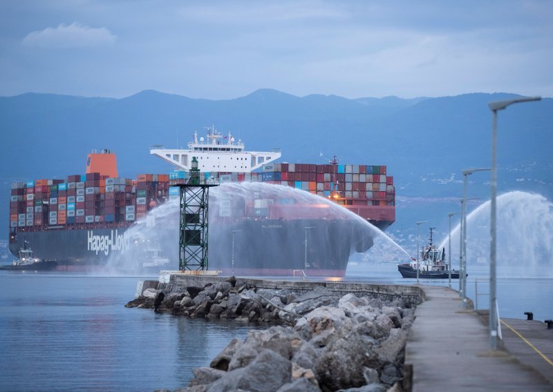 Terminal počeo s radom: Na Rijeka Gateway uplovio prvi komercijalni kontejnerski brod