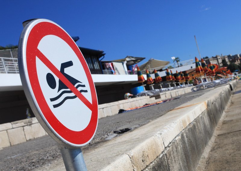 More na plaži u Pločama onečišćeno fekalijama, pronađena Escherichia coli