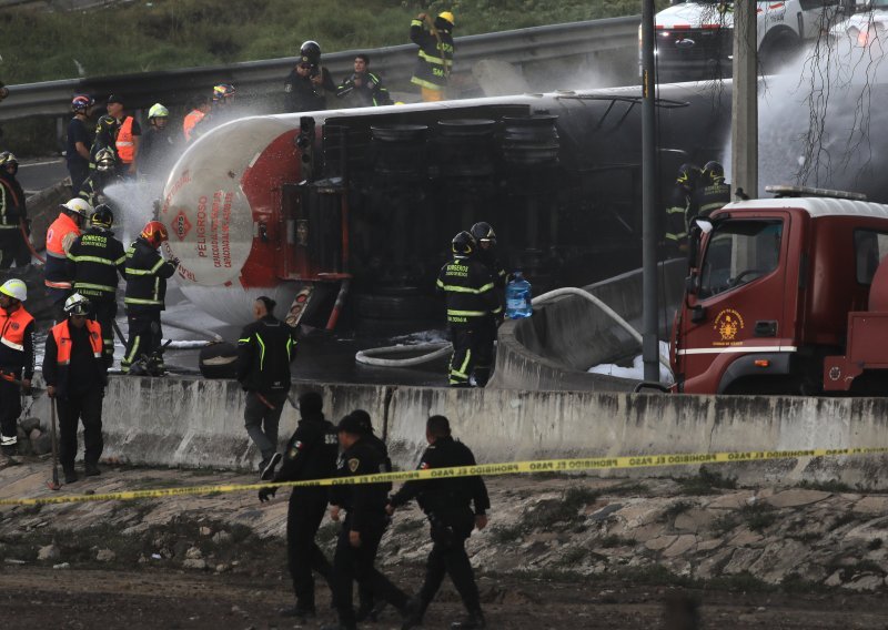 Troje ljudi poginulo u eksploziji cisterne za gorivo u Mexico Cityju