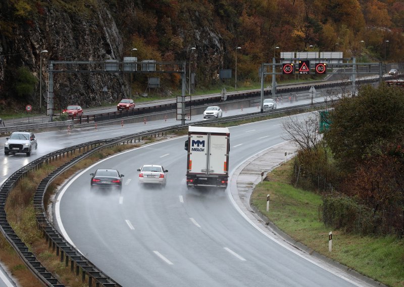 Zbog vodenih bujica otežano se vozi na pojedinim cestama, problemi i na moru