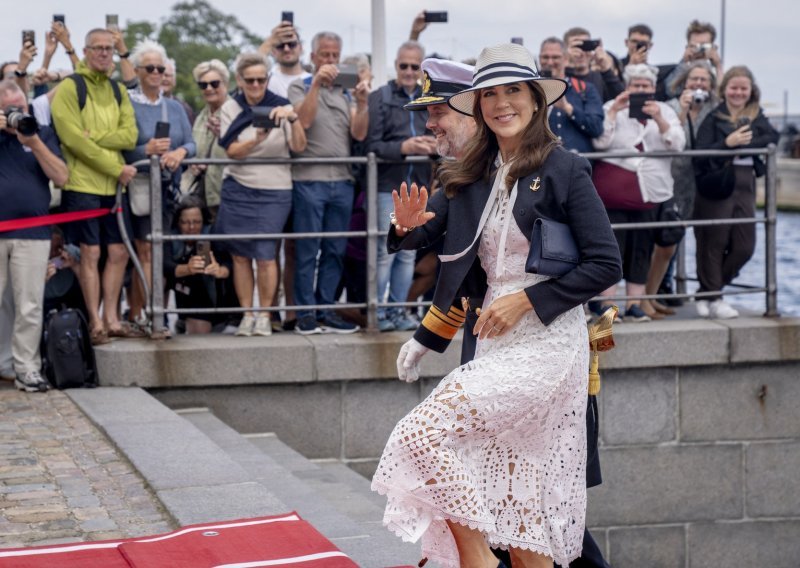 Ova haljina je oduševila modni svijet: Lijepa kraljica pokazala još jedan chic look