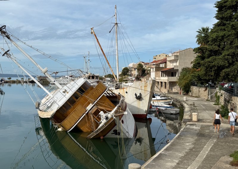 Dijelom potonuo turistički brod kod Omiša, ljudi iskakali u more