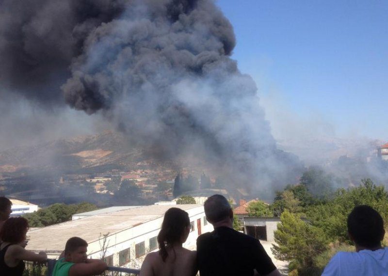 Crni dim nadvio se nad Splitom, građani se žale na otežano disanje