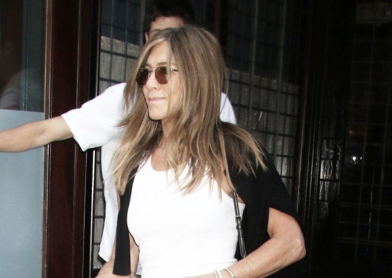 Jennifer Aniston hrabro uskočila u traperice koje mnogi preziru, a 'spasile' su je najtraženije tenisice