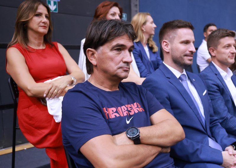 Zlatko Dalić i supruga stigli u Osijek i pokazali navijačko raspoloženje
