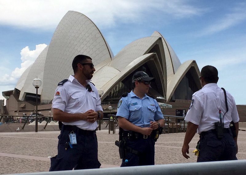 Policijska akcija oko zgrade Opere u Sydneyu