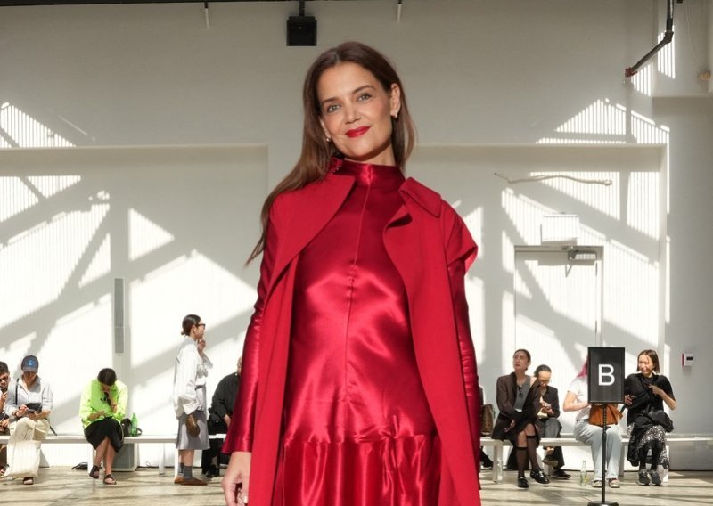 Katie Holmes odbacila minimalizam: Sve je iznenadila outfitom u crvenom satenu