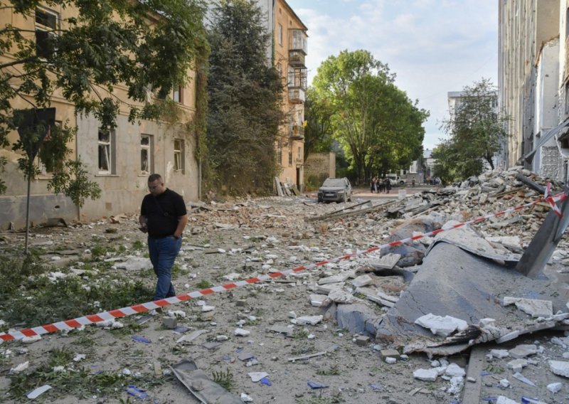 Požar u velikoj rafineriji nafte nakon napada Ukrajine dronom: Ostaci oborene letjelice pali na tlo