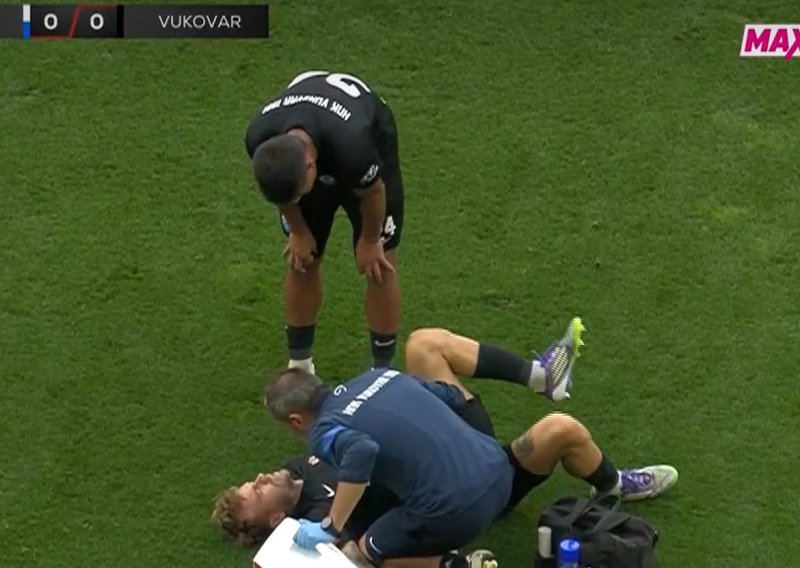 VIDEO Igrač Vukovara sudario se sa suigračem. Ostao nepomično ležati, na nosilima iznesen s terena