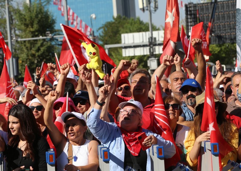 Deseci tisuća ljudi na ulicama Ankare protiv Erdoganovog 'pravosudnog puča'