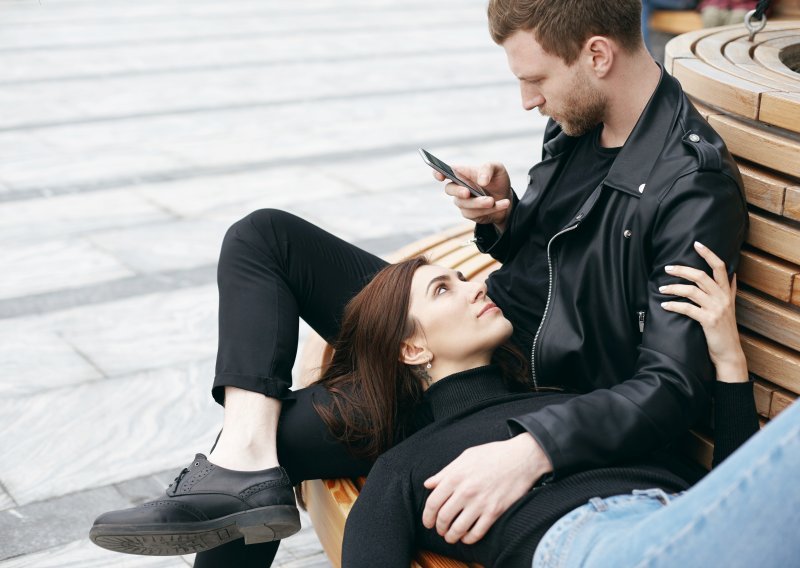 Od pisama na papiru do Tinder matcheva: Kako se udvaranje mijenjalo kroz vrijeme