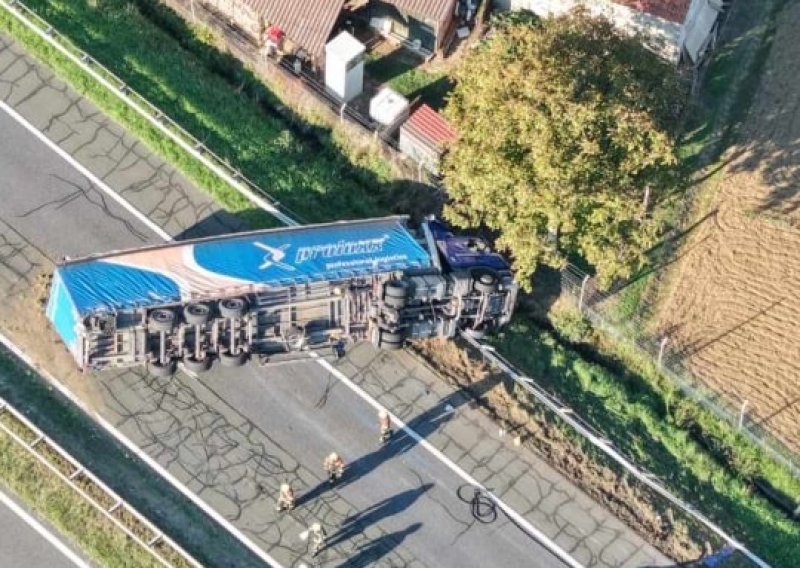 Kamion se na autocesti A2 prevrnuo na bok i probio zaštitnu ogradu, blokiran promet