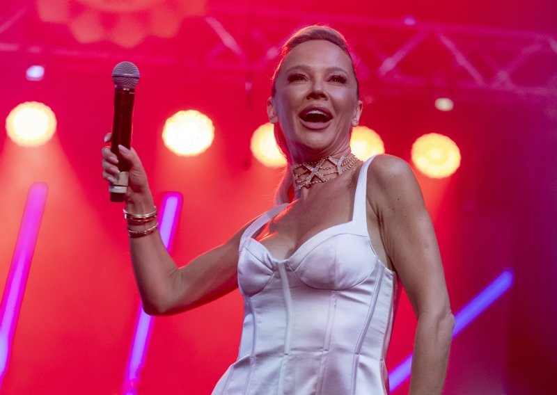 Maja Šuput užarila atmosferu u Vinkovcima, a njezina haljina privukla je sve poglede