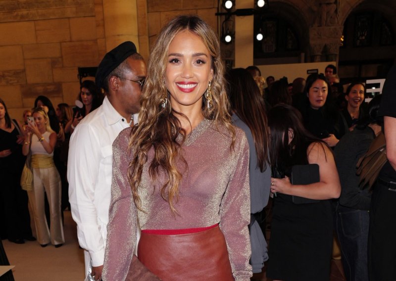 Jessica Alba ima dobitan stajling: Teško je reći što je bolje - suknja, torba ili cipele