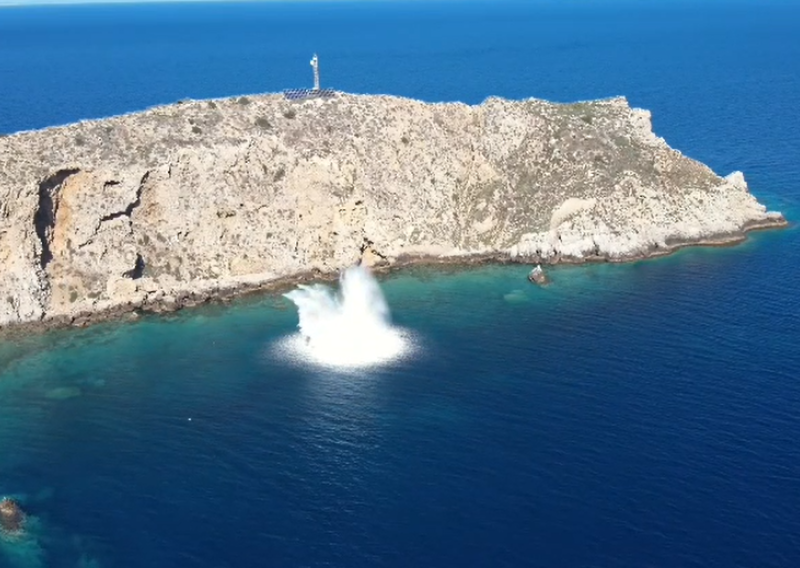 VIDEO Pogledajte spektakularnu snimku uništenja bombe u moru kod Palagruže