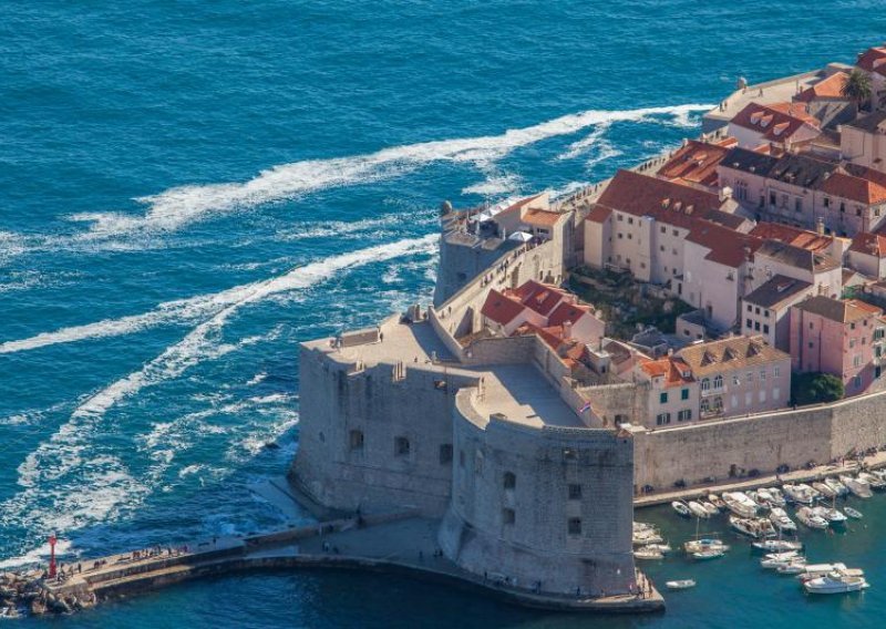 Morem od Lastova do Dubrovnika 267 kilograma 'trave' pluta