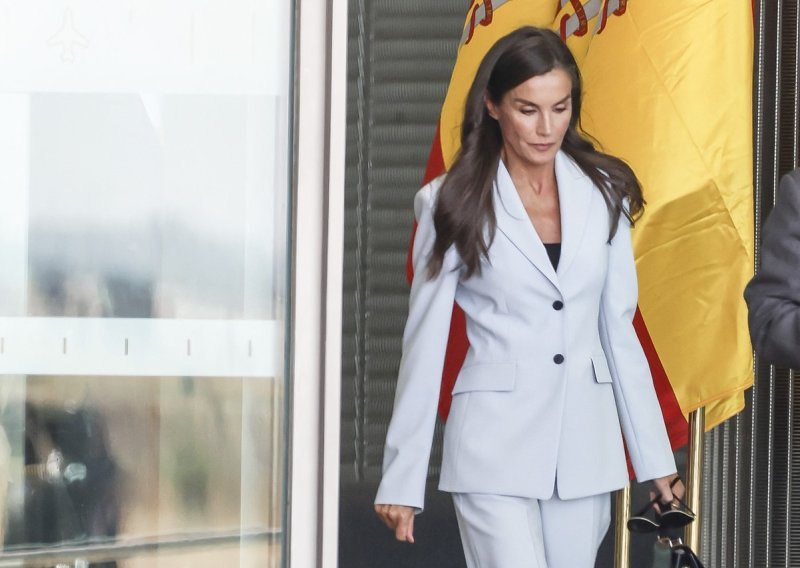 Kraljica Letizia osvaja elegancijom: Moćno odijelo istaknula cipelama high street brenda