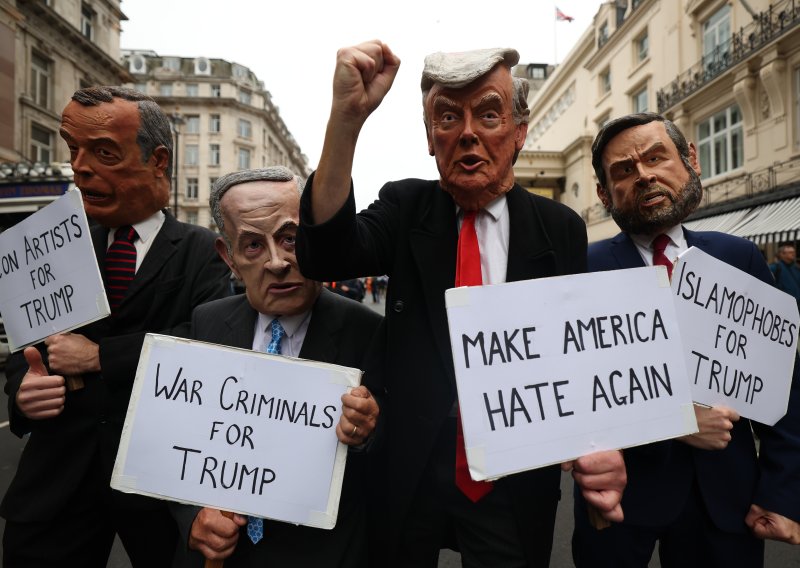 FOTO Pogledajte neke od transparenata na prosvjedu protiv Trumpa u centru Londona