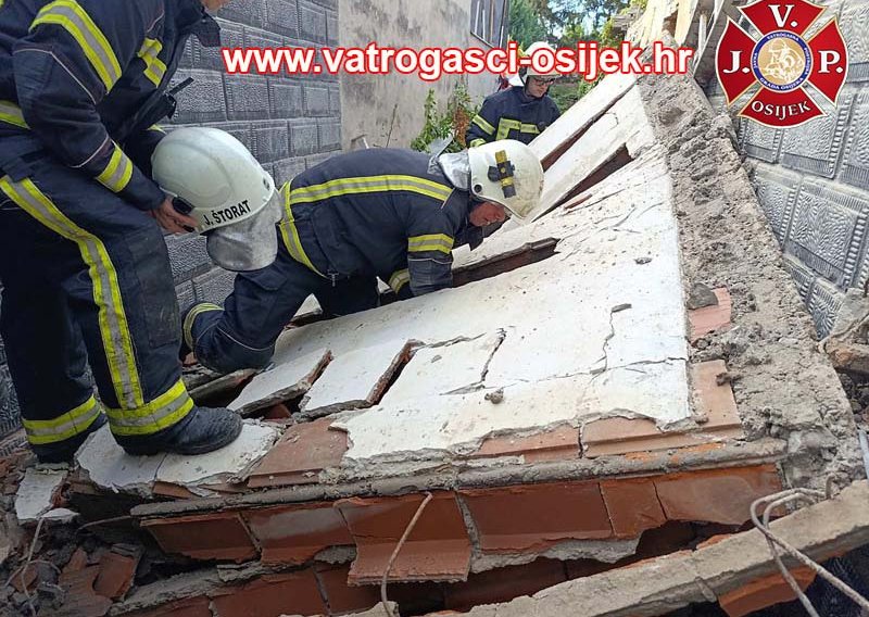 U Osijeku se urušio zid, vatrogasci spasili dvojicu radnika